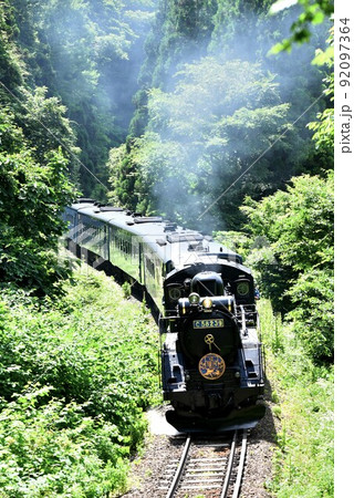 JR釜石線　足ヶ瀬のSカーブを進む　SL銀河号 92097364
