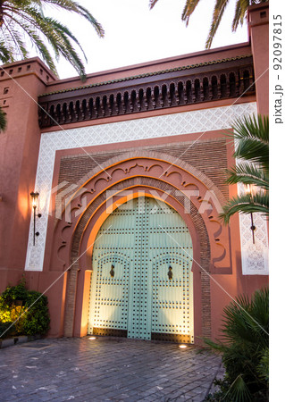 モロッコの街マラケッシュの歴史的建物の入口 92097815