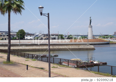 旧堺港の遊歩道公園と龍女神像の景色 92099218