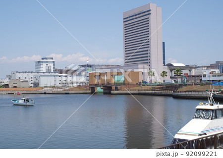 旧堺港と高層ビルの景色 92099221