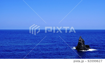 壱岐にある海から突き出る奇岩である左京鼻 92099627