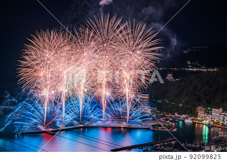 （静岡県）熱海100万ドルの夜景と海上花火 92099825