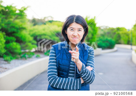 指をさすアジア人女性 92100568