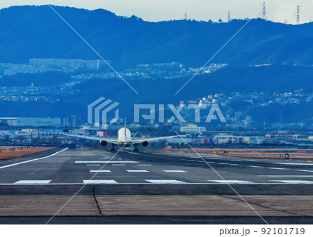 離陸する航空機・大阪国際空港（伊丹空港）、大阪府豊中市 92101719