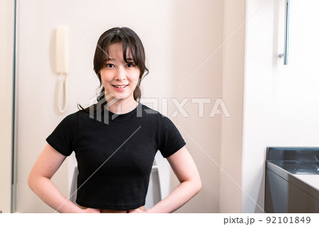 快便で喜ぶ若い女性 快便で喜ぶ若い女性 92101849