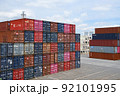 ヤードに積み上げられた海上コンテナ 92101995