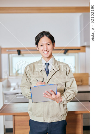 メモを取る作業服姿の営業マン 92102190