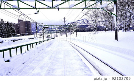 雪が積もった岩原スキー場前駅の冬のプラットフォーム 雪が積もった岩原スキー場前駅の冬のプラットフォーム 92102709