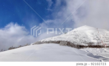 雪が積もったニセコアンヌプリ山と青い空 92102723