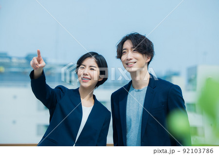 ビジネス　青空　スーツ 92103786