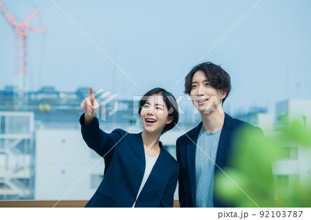 ビジネス　青空　スーツ 92103787