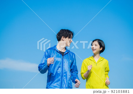 スポーツウェアの男女 スポーツウェアの男女 92103881