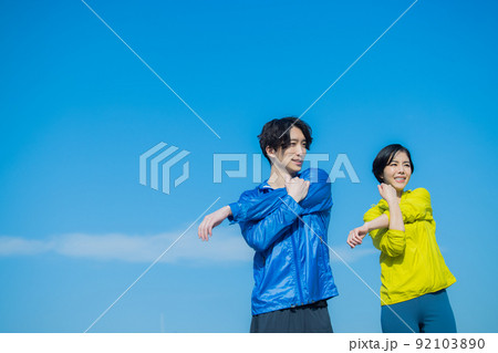 スポーツウェアの男女 92103890