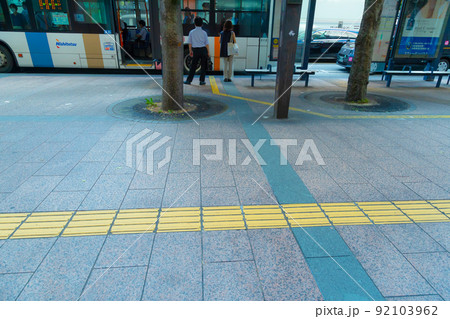 街中で見かける点字ブロック 視覚障がい者用誘導ブロック 街中で見かける点字ブロック 視覚障がい者用誘導ブロック 92103962