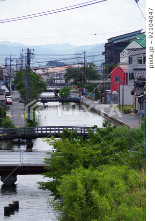 街中を流れる川に複数の橋が掛かっている風景 ... 島根県 安来市：晴れ 92104047