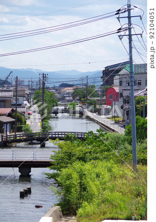 街中を流れる川に複数の橋が掛かっている風景 ... 島根県 安来市：晴れ 92104051