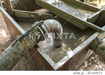 Process of tightening the dirty water for further cleaning through the sieve Process of tightening the dirty water for further cleaning through the sieve 92104075