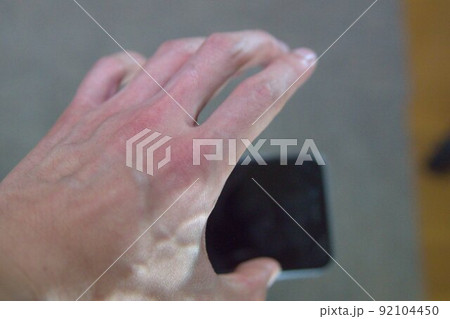 手から落ちるスマートフォン スマホ落としただけなのに 手から落ちるスマートフォン スマホ落としただけなのに 92104450