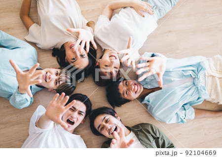 若い男女　仲間 92104669