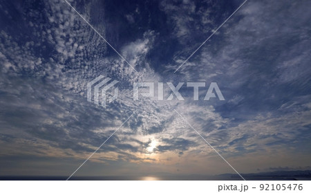 清々しい青空と様々な雲に覆われた七夕の夕空・夏・220707pm 92105476