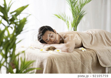 エステを受ける男性 92105759