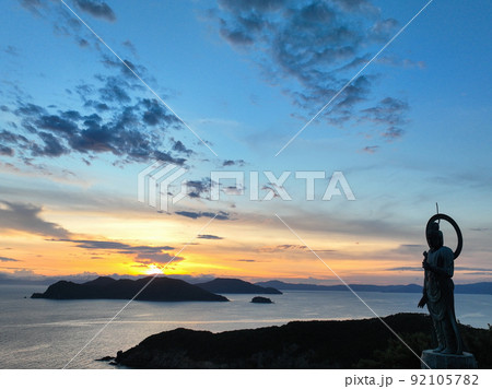 愛媛県西予市　夕暮れと須崎観音 92105782