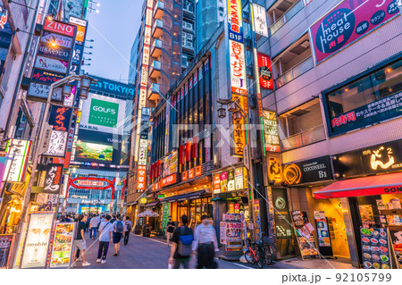 日本の東京都市景観 第7波BA.5感染超爆発。行動制限はなく歌舞伎町には多くの人流=7月17日 日本の東京都市景観 第7波BA.5感染超爆発。行動制限はなく歌舞伎町には多くの人流=7月17日 92105799
