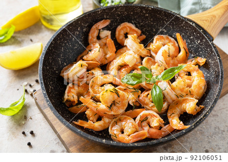 Spicy garlic chili Shrimps boiled shrimps and herbs, prawns in a frying pan with lemon. Seafood, shellfish. Spicy garlic chili Shrimps boiled shrimps and herbs, prawns in a frying pan with lemon. Seafood, shellfish. 92106051