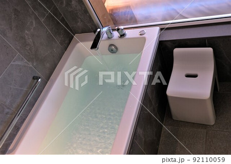 バスタブにお湯を入れている風景 92110059