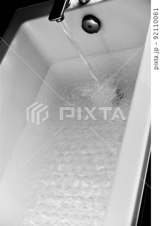 バスタブにお湯を入れている風景：白黒 92110061