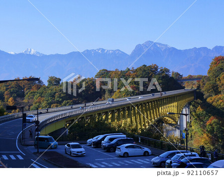 南アルプスと八ヶ岳大橋のある風景 92110657