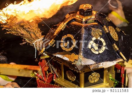 あばれ祭り、御神輿に松明③ 92111583