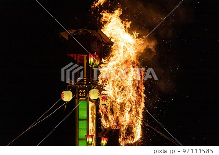 あばれ祭り、松明の豪火とキリコ 92111585