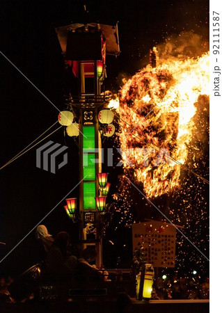 あばれ祭り、松明の横を通過するキリコ 92111587