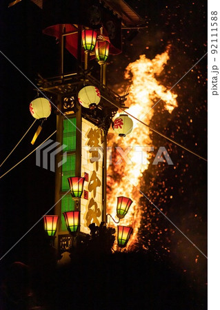 あばれ祭り、キリコと松明の炎 92111588