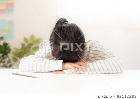 勉強がイヤになっている小学生の女の子の写真 92112285