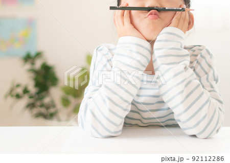 勉強がつまらない小学生の女の子の写真 勉強がつまらない小学生の女の子の写真 92112286
