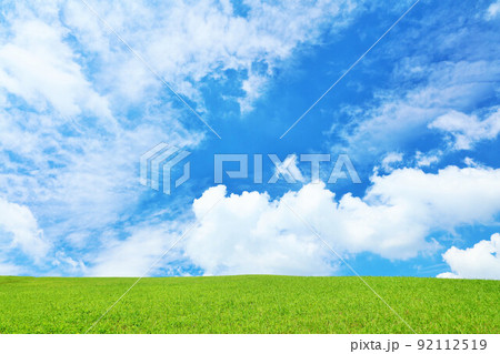 爽やかな青空と新緑の草原風景 爽やかな青空と新緑の草原風景 92112519