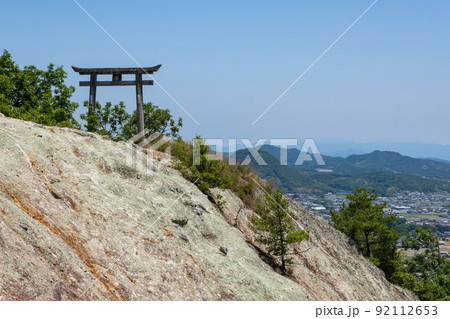 天空の鳥居　嶽山龍王神社　嶽山頂上風景　（香川県三木町） 92112653