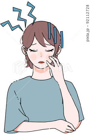 ズキズキと痛む頭痛に悩む女性のイラスト 92112728