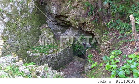 日本100名城 沖縄 中城城 北の郭にある(ウフガー) 日本100名城 沖縄 中城城 北の郭にある(ウフガー) 92113038