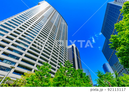 東京　港区港南の都市風景　品川グランドコモンズにあるNBF品川タワーと品川Vタワー 92113117
