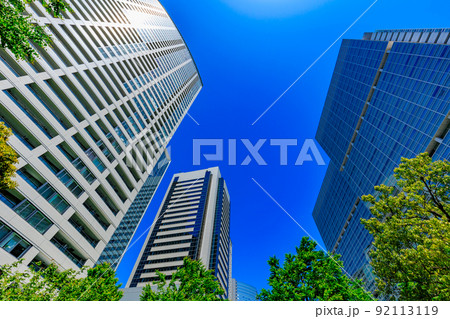 東京　港区港南の都市風景　品川グランドコモンズにあるNBF品川タワーと品川Vタワー 92113119