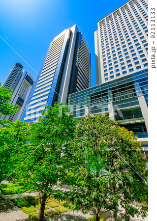 東京　港区港南の都市風景　品川グランドコモンズにある品川グランドセントラルタワーとNBF品川タワー 92113133