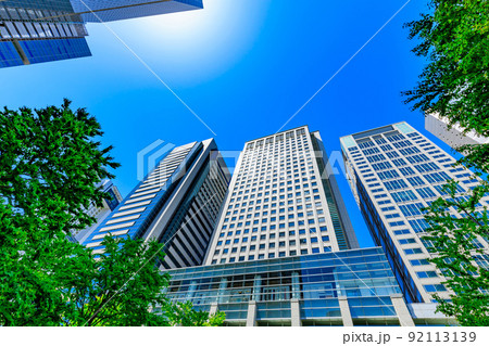 東京　港区港南の都市風景　品川グランドコモンズにある品川グランドセントラルタワーとNBF品川タワー 92113139