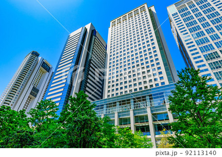 東京　港区港南の都市風景　品川グランドコモンズにある品川グランドセントラルタワーとNBF品川タワー 92113140