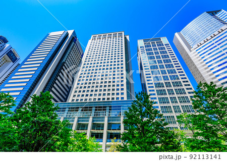 東京　港区港南の都市風景　品川グランドコモンズにある品川グランドセントラルタワーとNBF品川タワー 92113141