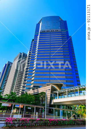 東京　港区港南の都市風景　品川グランドコモンズにある品川イーストワンタワー 92113171