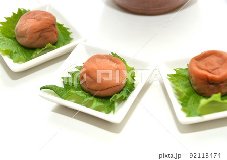 梅干し1つを紫蘇の上にのせた小皿 92113474