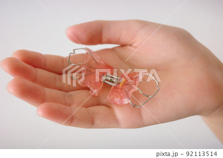 小児歯科矯正器具を持つ子供 92113514